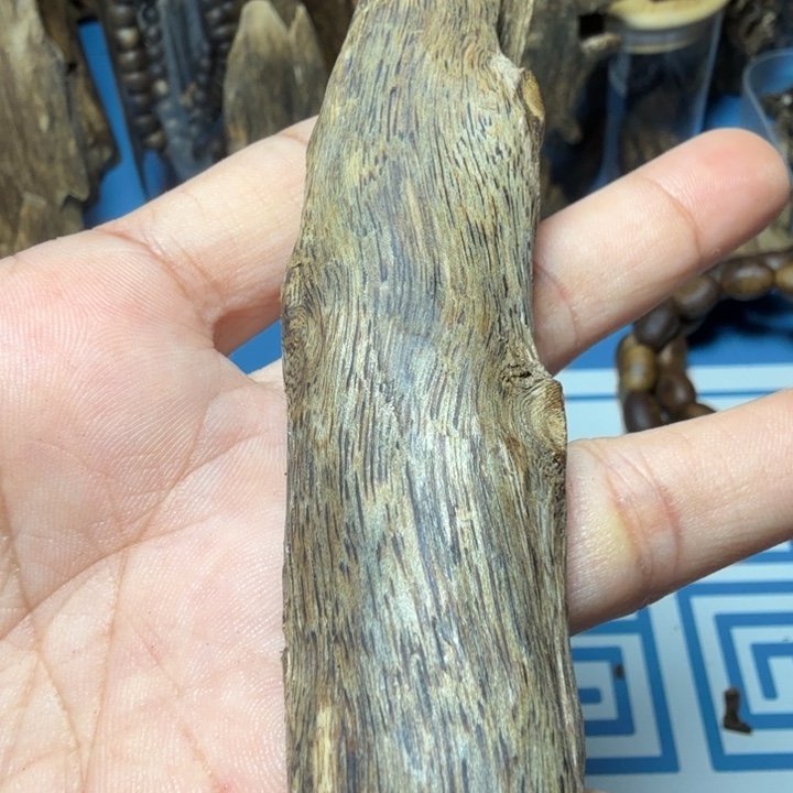 白奇乌身圆叶树心油虫漏手把件21.2克