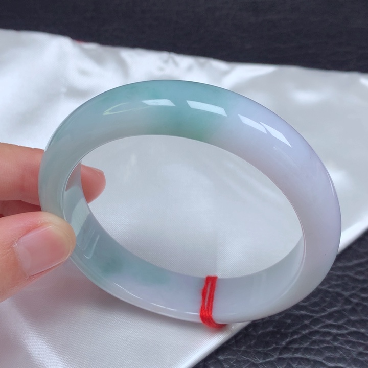 翡翠手镯未镶嵌。