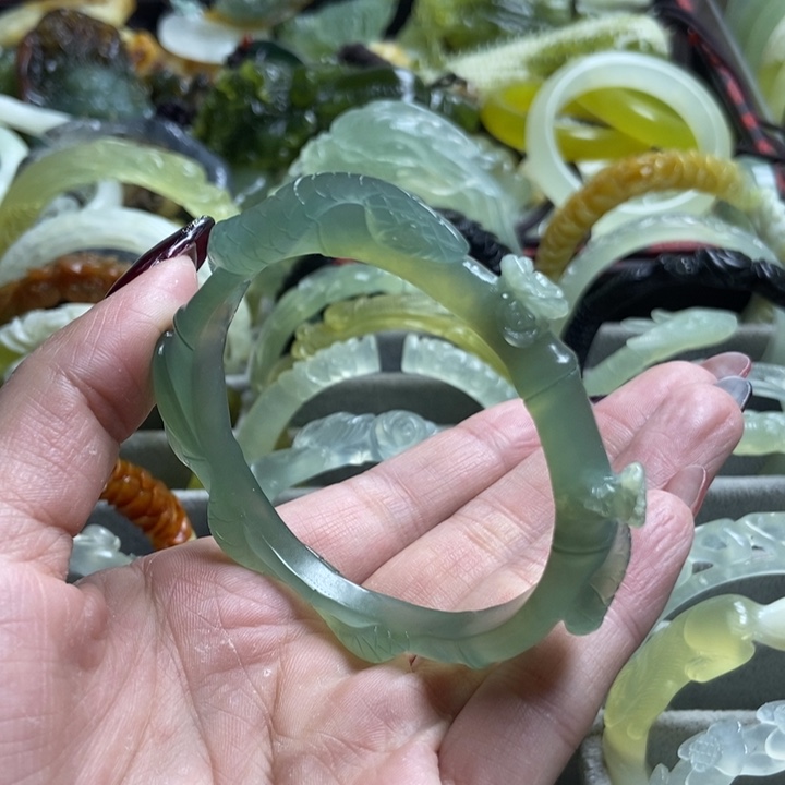 蛇纹石玉手镯未镶嵌