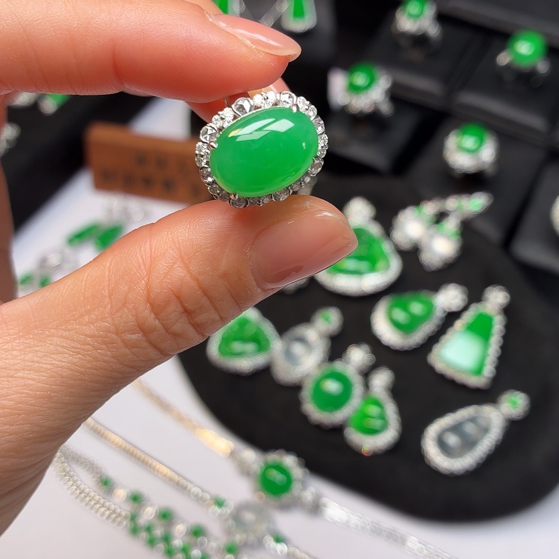 翡翠18K金镶嵌戒指