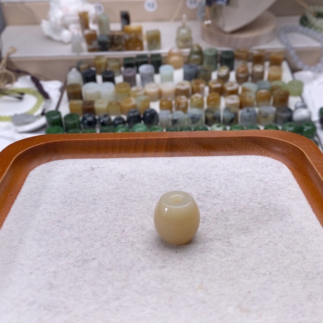 雪***拉和田玉未镶嵌颈饰买断