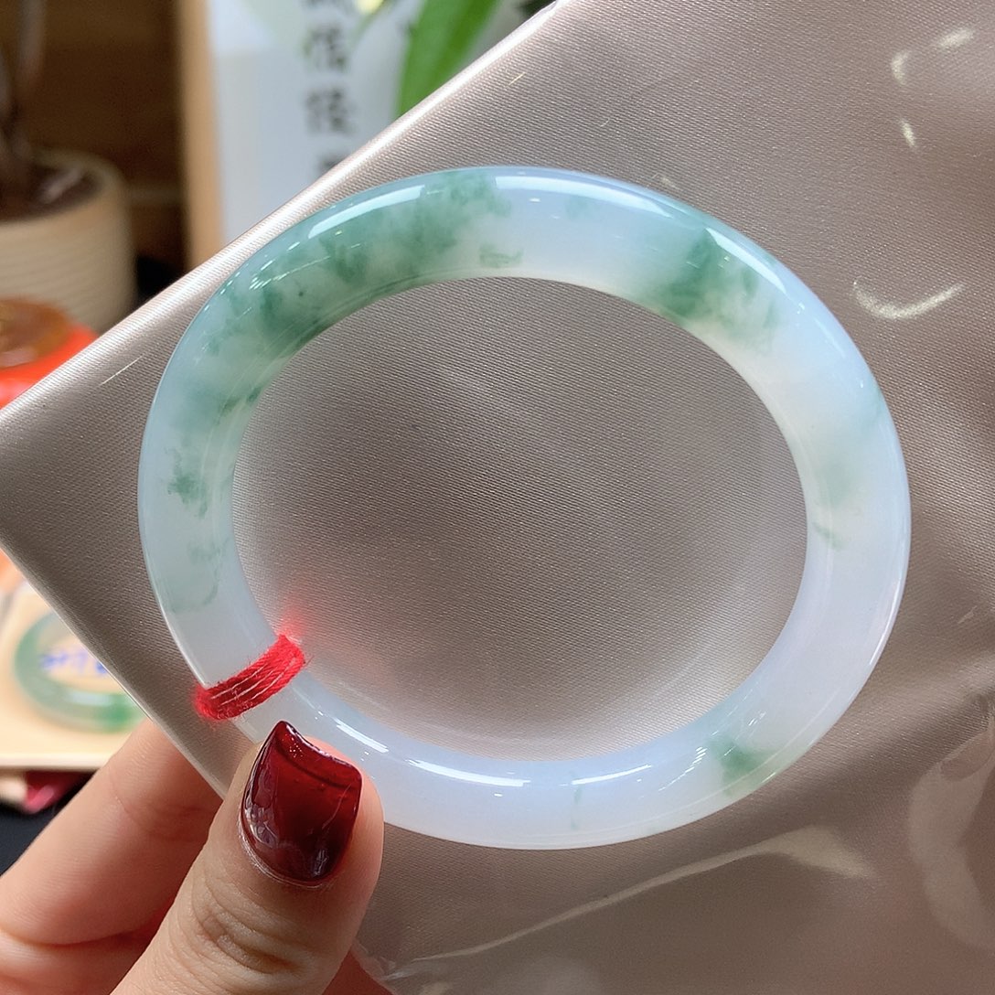翡翠未镶嵌手镯牛奶底飘花23号