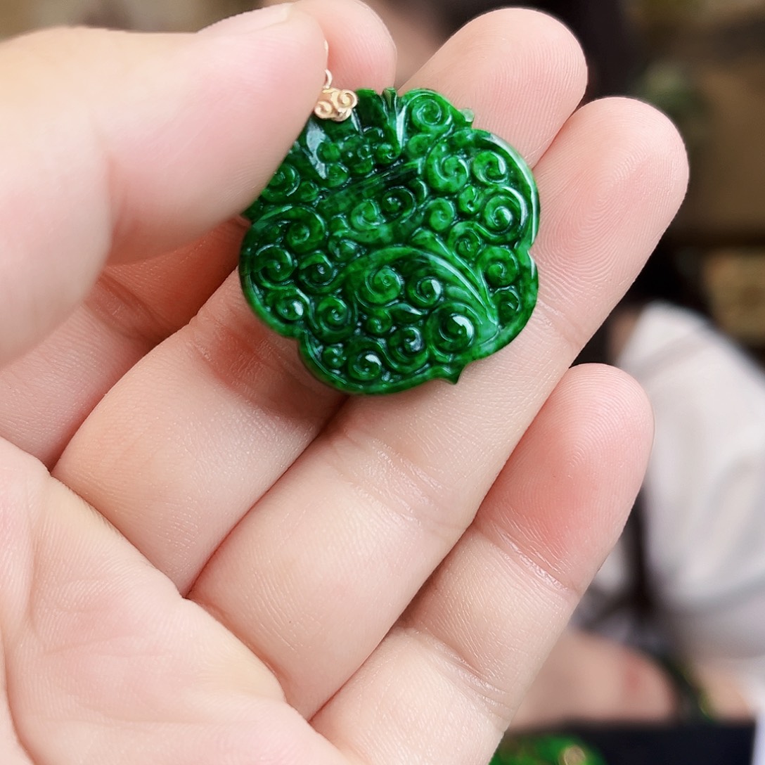 翡翠18K金镶嵌颈饰吊坠