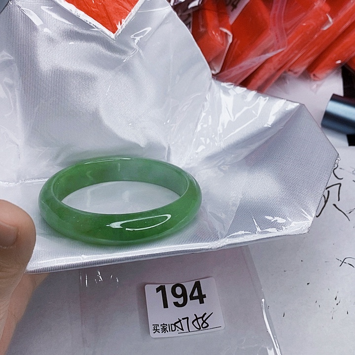 翡翠未镶嵌手镯一图一物实物为准（微瑕处理）
