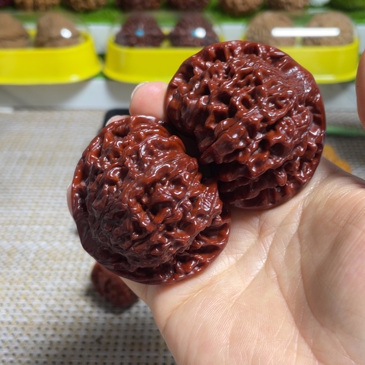 悟***道把件桃核官帽。    