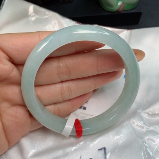 翡翠手镯未镶嵌………