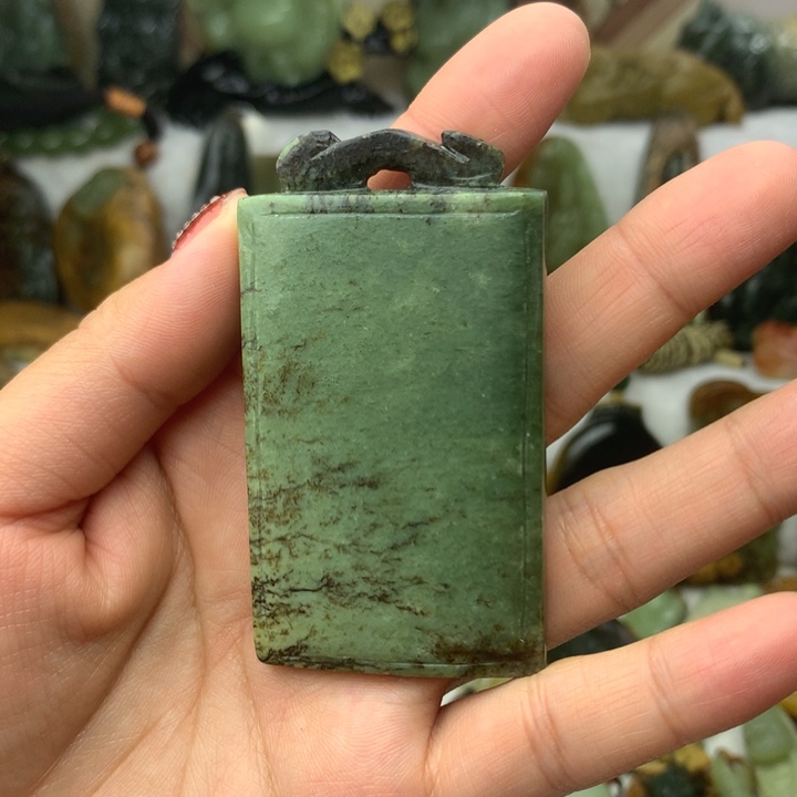 透闪石质玉挂件未镶嵌