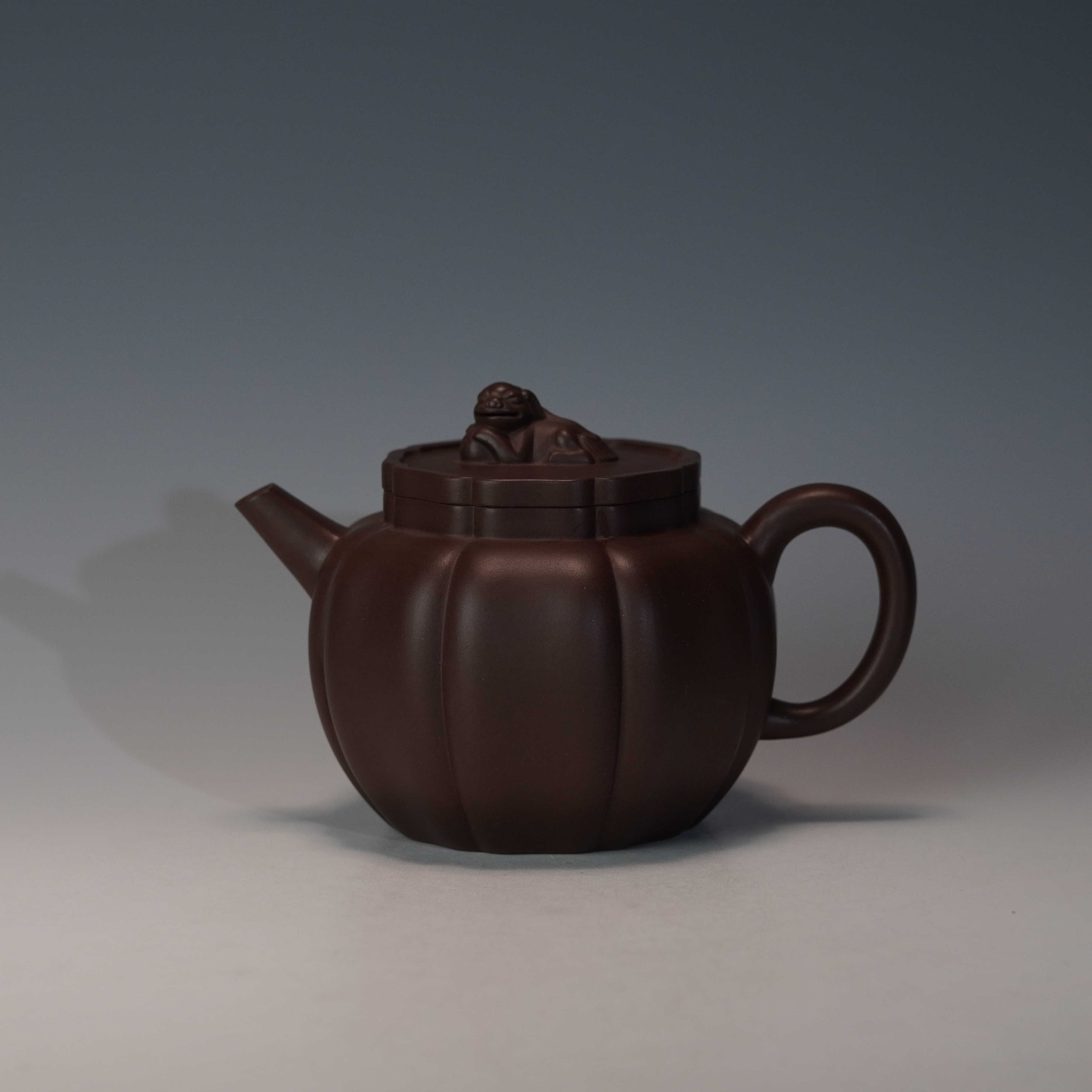 lot.22382 庄鹏 黑星土狮球壶 370cc