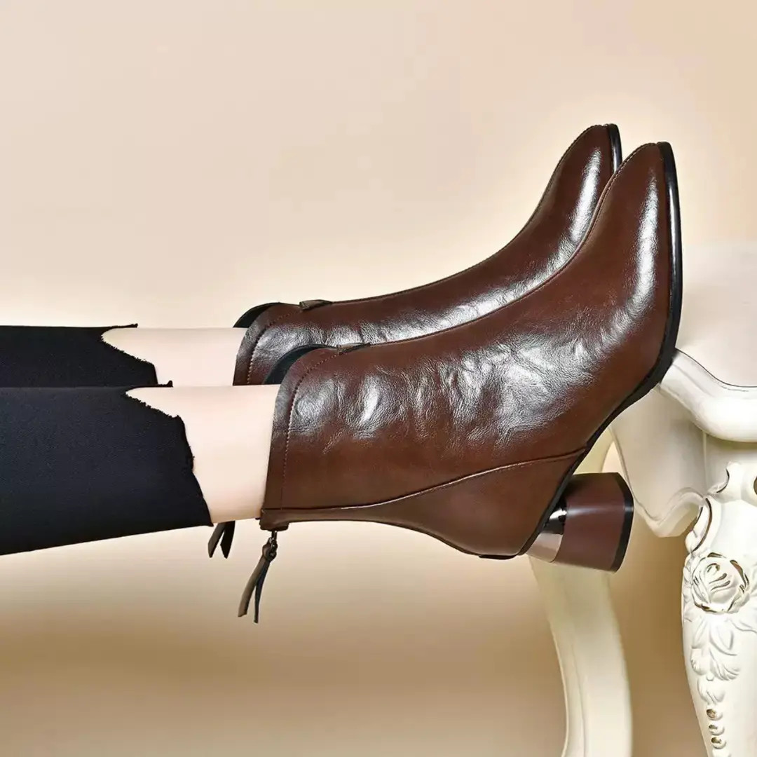 新起点【工厂直销】秋冬时尚洋气百搭高跟女士加绒尖头英伦风小短靴