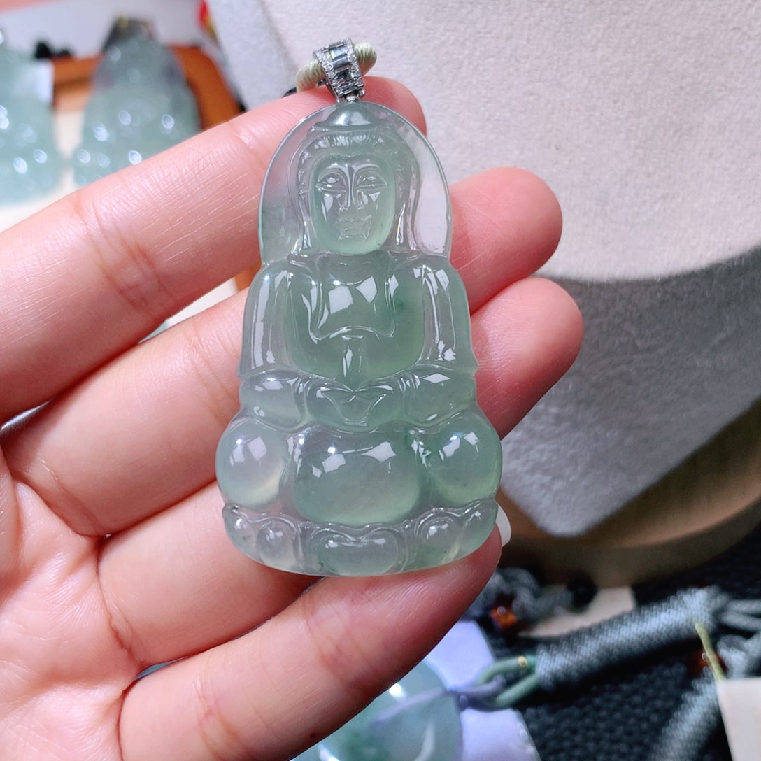 颈饰18K金镶嵌翡翠观音