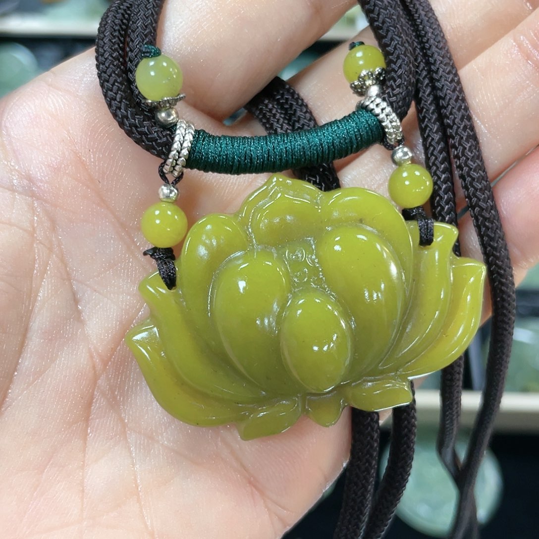 蛇纹石玉颈饰合金