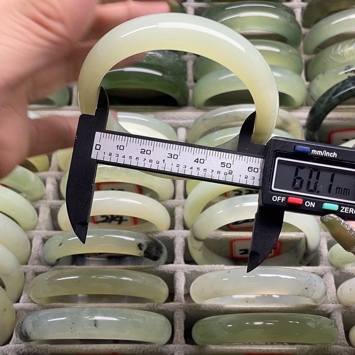 蛇纹石玉未镶嵌手镯210