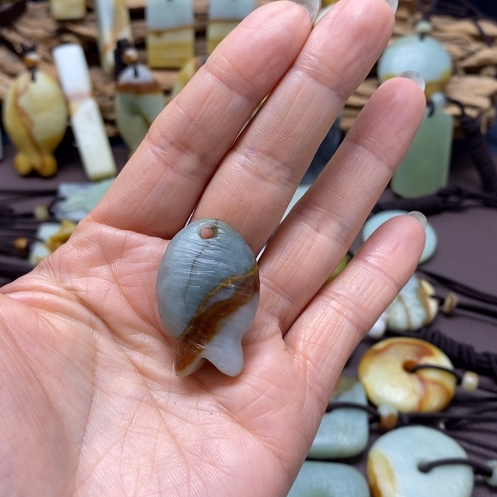 烟***胧蛇纹石玉未镶嵌颈饰