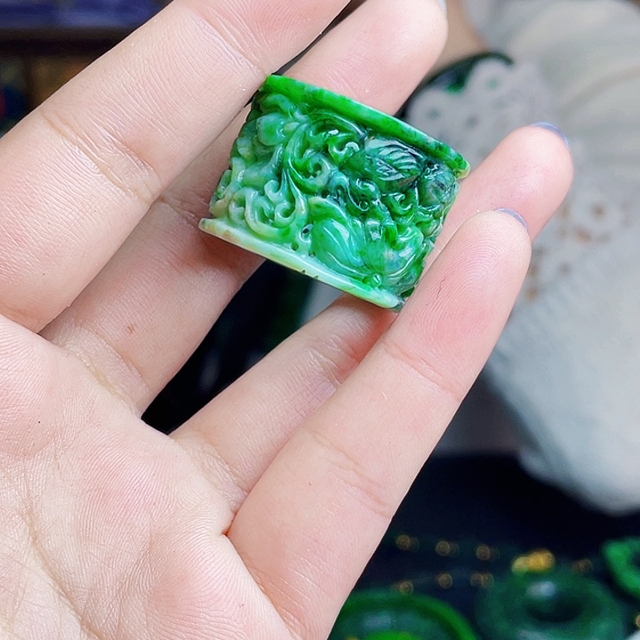 翡翠未镶嵌颈饰多样性22