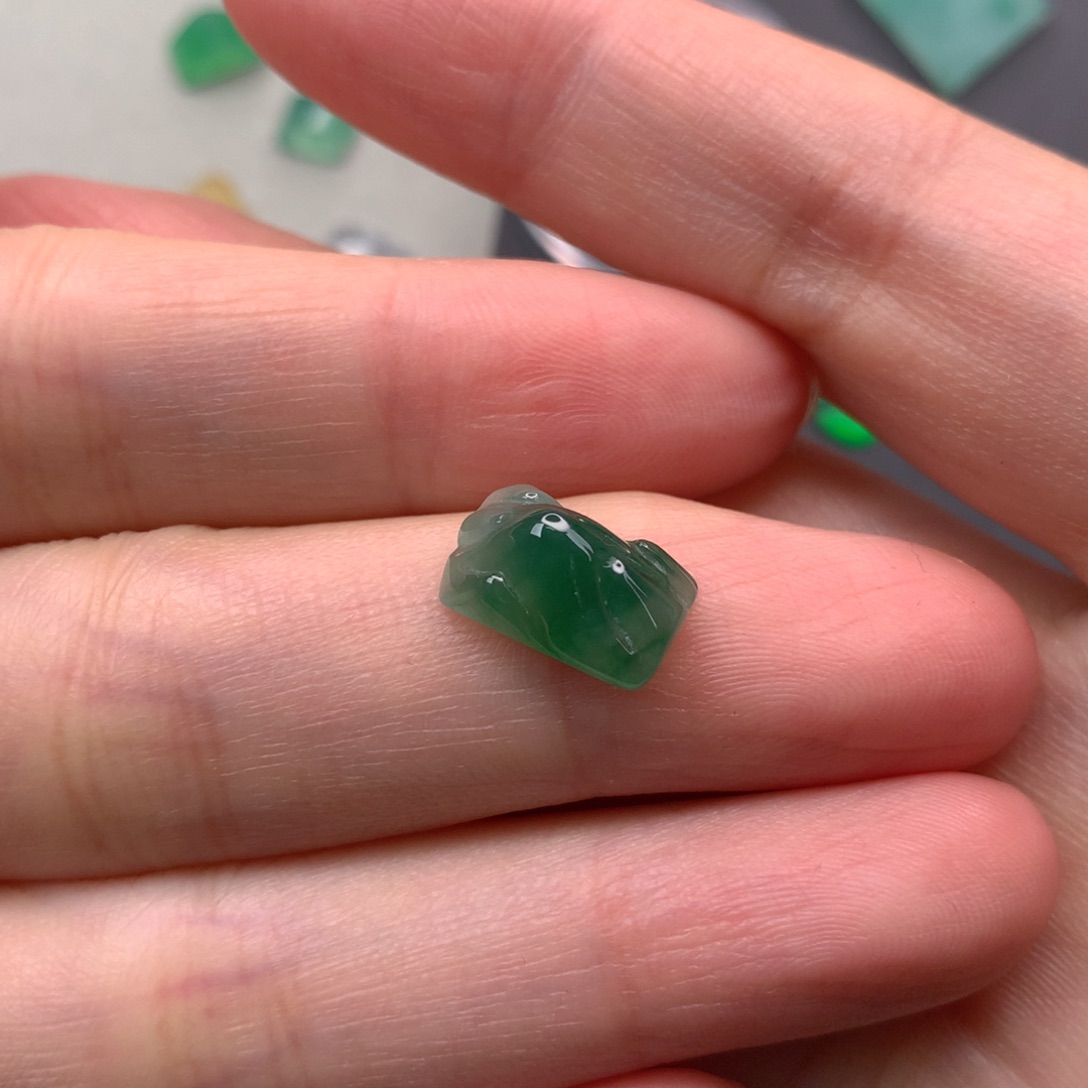 翡翠颈饰未镶嵌山峰