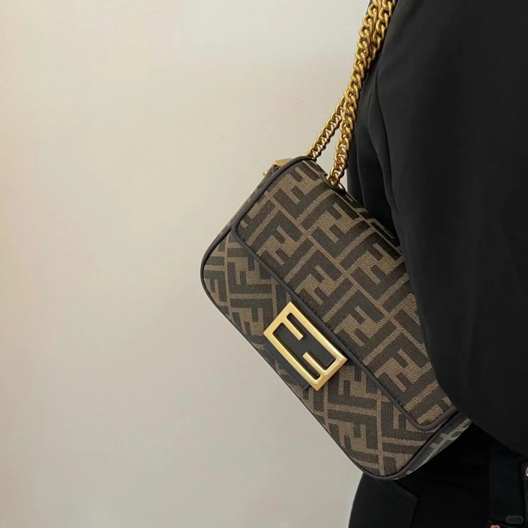 99新 FENDI/芬迪 法棍中号老花/99新