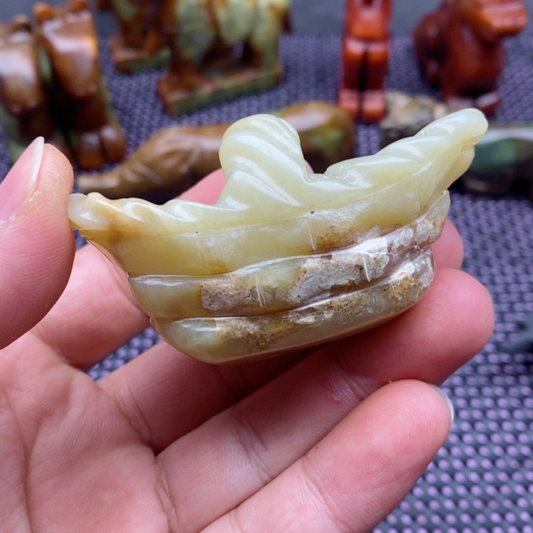 蛇纹石玉颈饰未镶嵌