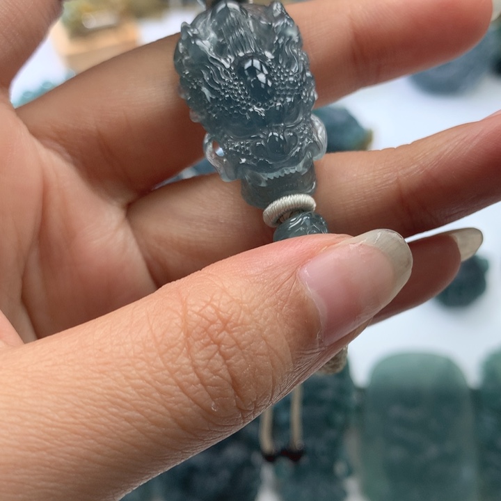 為***著翡翠未镶嵌颈饰天然翡翠