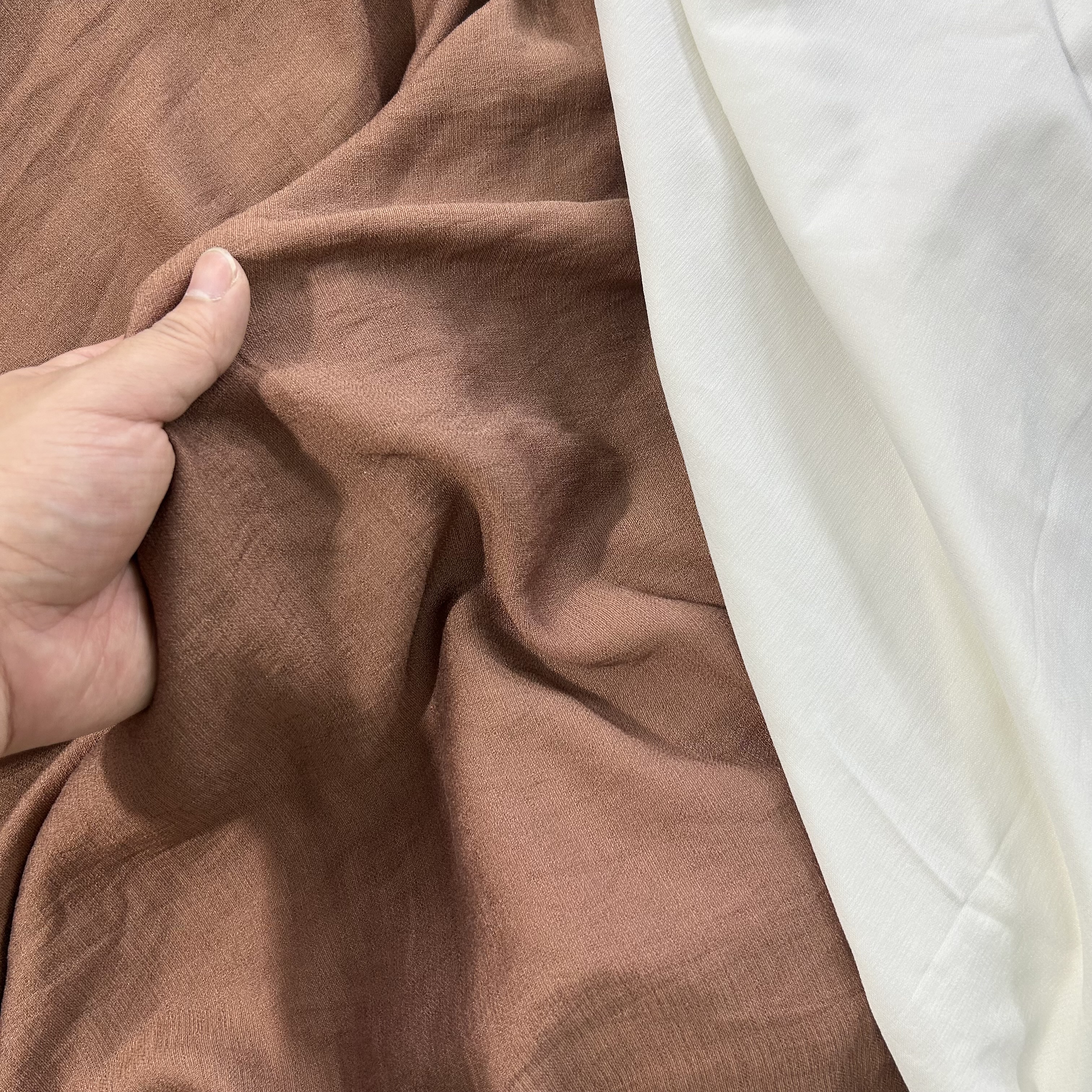 褐色天丝麻面料 柔和亲肤 精梳精纺无扎感 多拍连裁