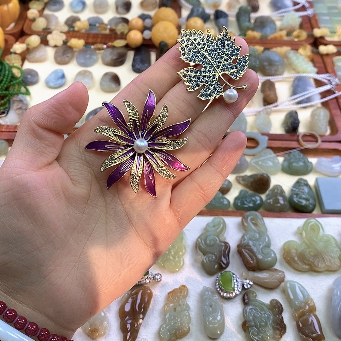 淡水珍珠合金胸饰