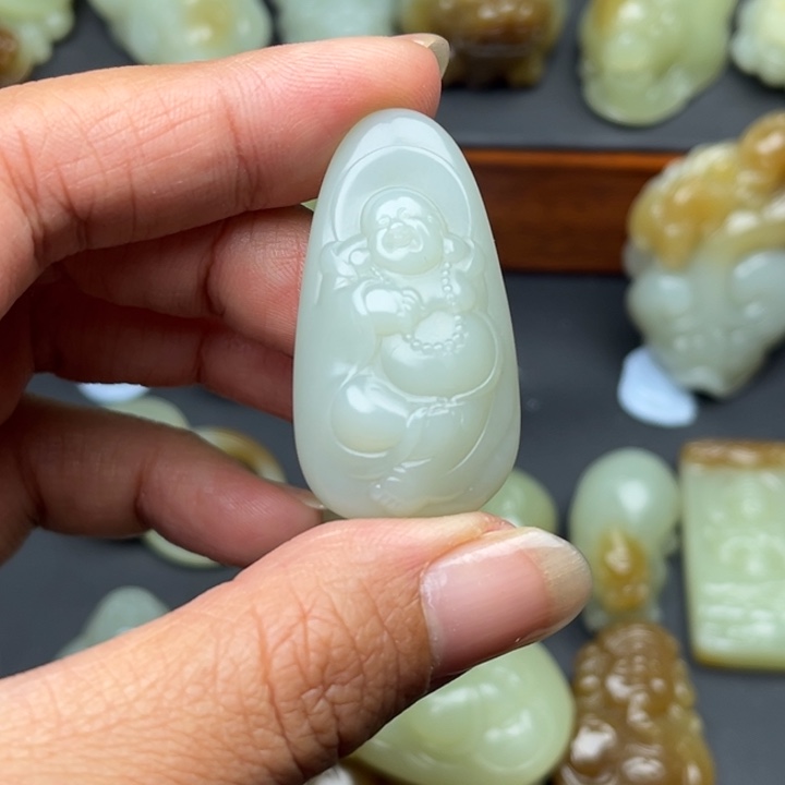 学***人和田玉未镶嵌颈饰