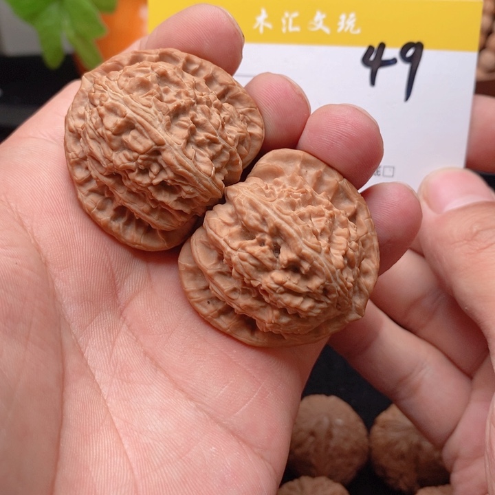 文玩核桃吊坠42三角白49