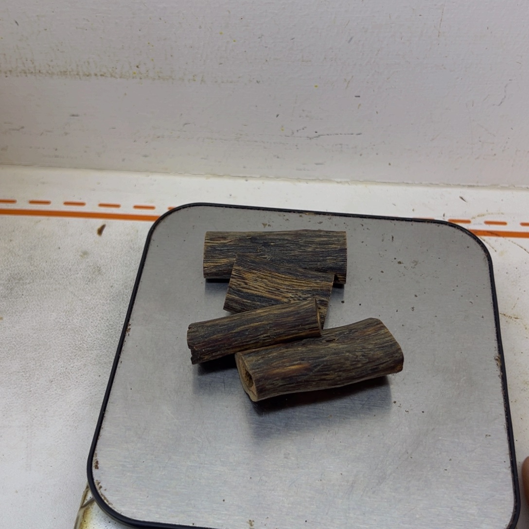 魚***希沉香沉香碎屑绿奇楠沉香绿油王块料32.9克