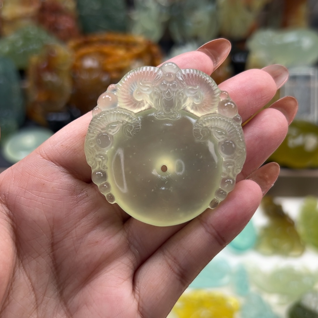 未镶嵌岫玉颈饰三羊开泰