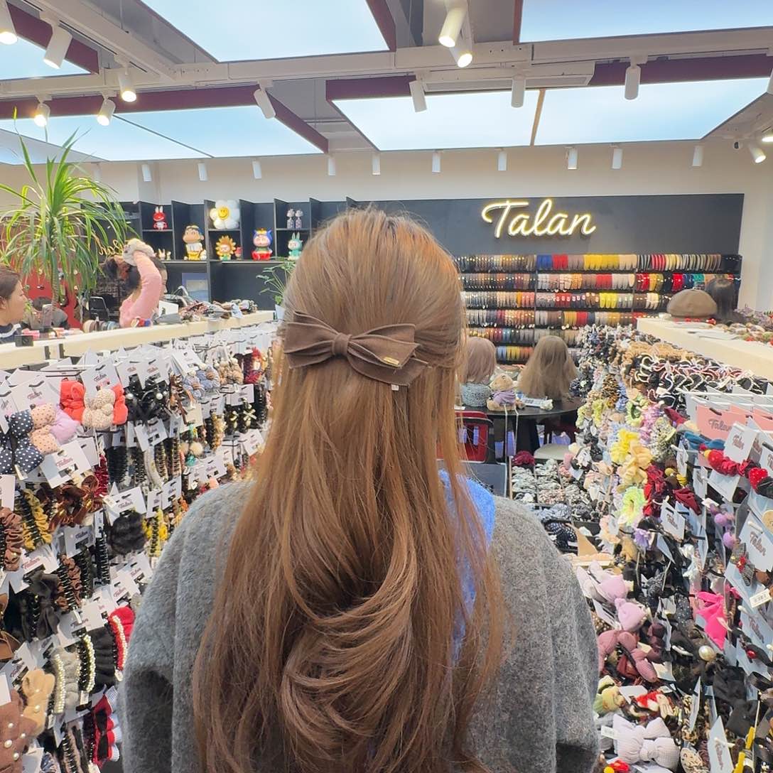 布艺非金属咖色蝴蝶结弹簧夹