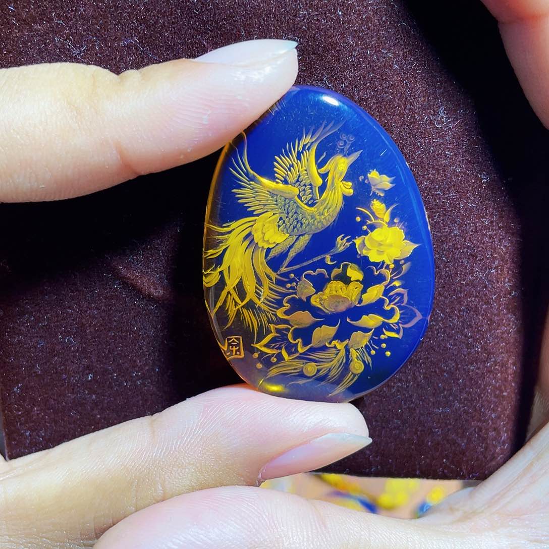 蓝珀裸石未镶嵌张*瑶红蓝水滴凤凰牌子
