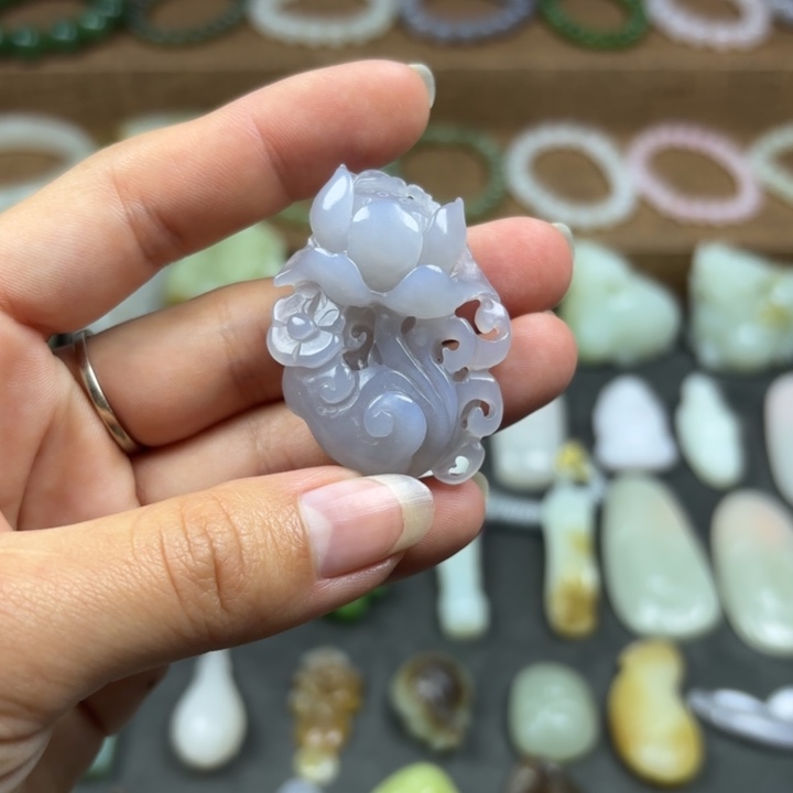 和田玉颈饰未镶嵌烟紫荷花吊坠