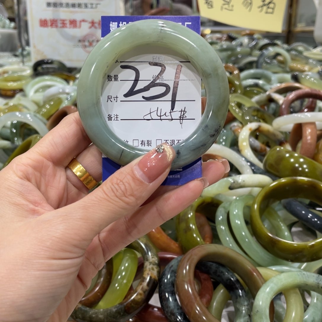 蛇纹石玉手镯未镶嵌