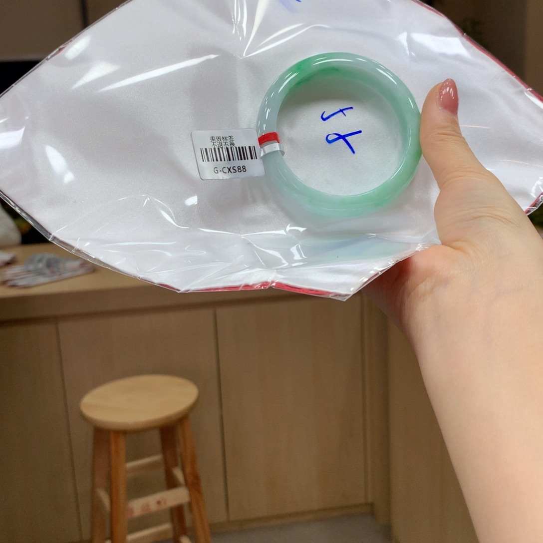 翡翠手镯未镶嵌不退不换