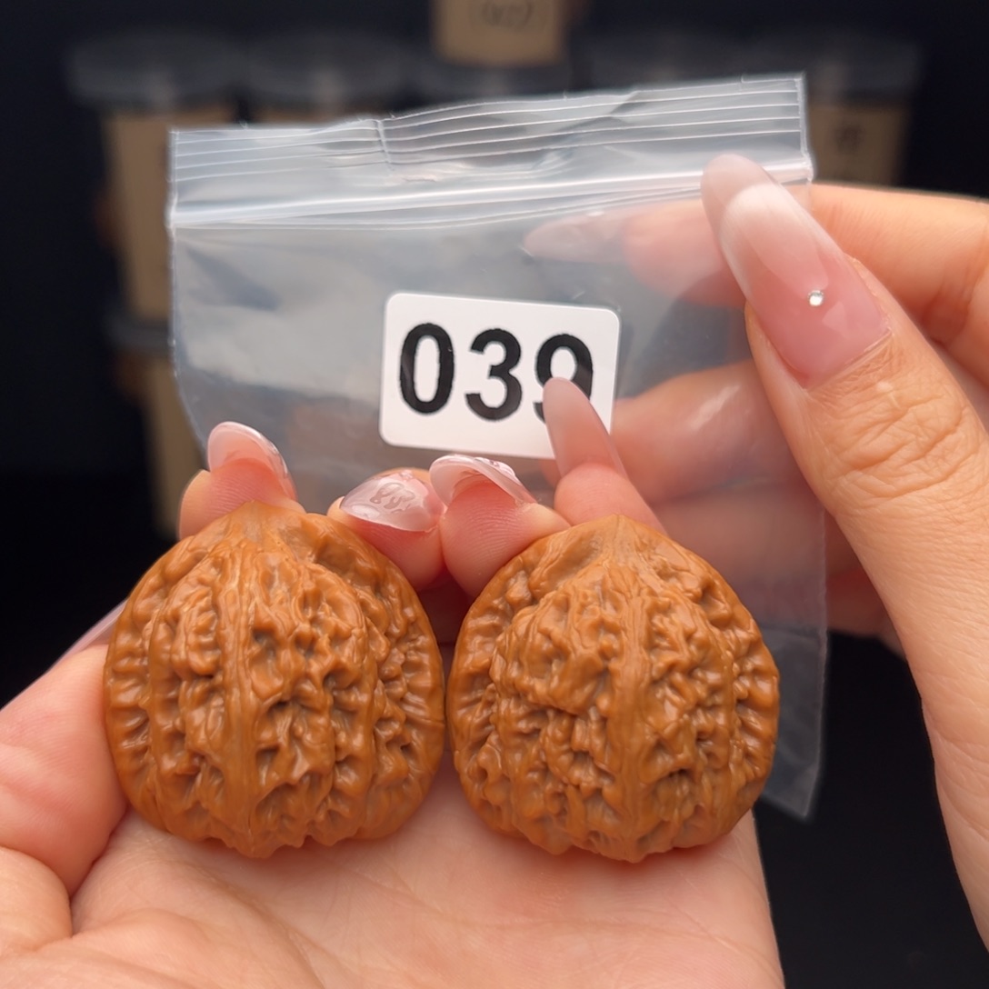 J***r文玩核桃吊坠红锦鲤