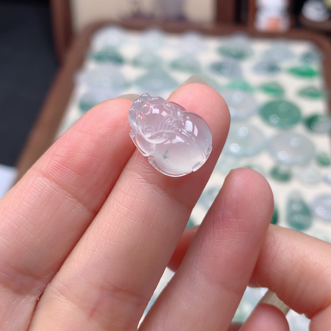 翡翠未镶嵌颈饰冰种飘花貔貅