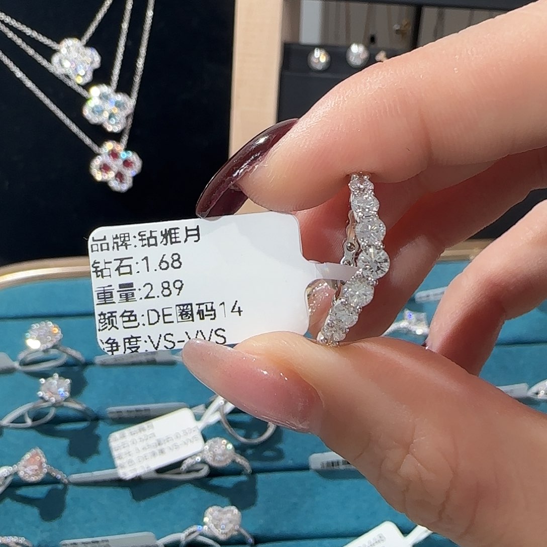 合成钻石18K金镶嵌V满钻排戒