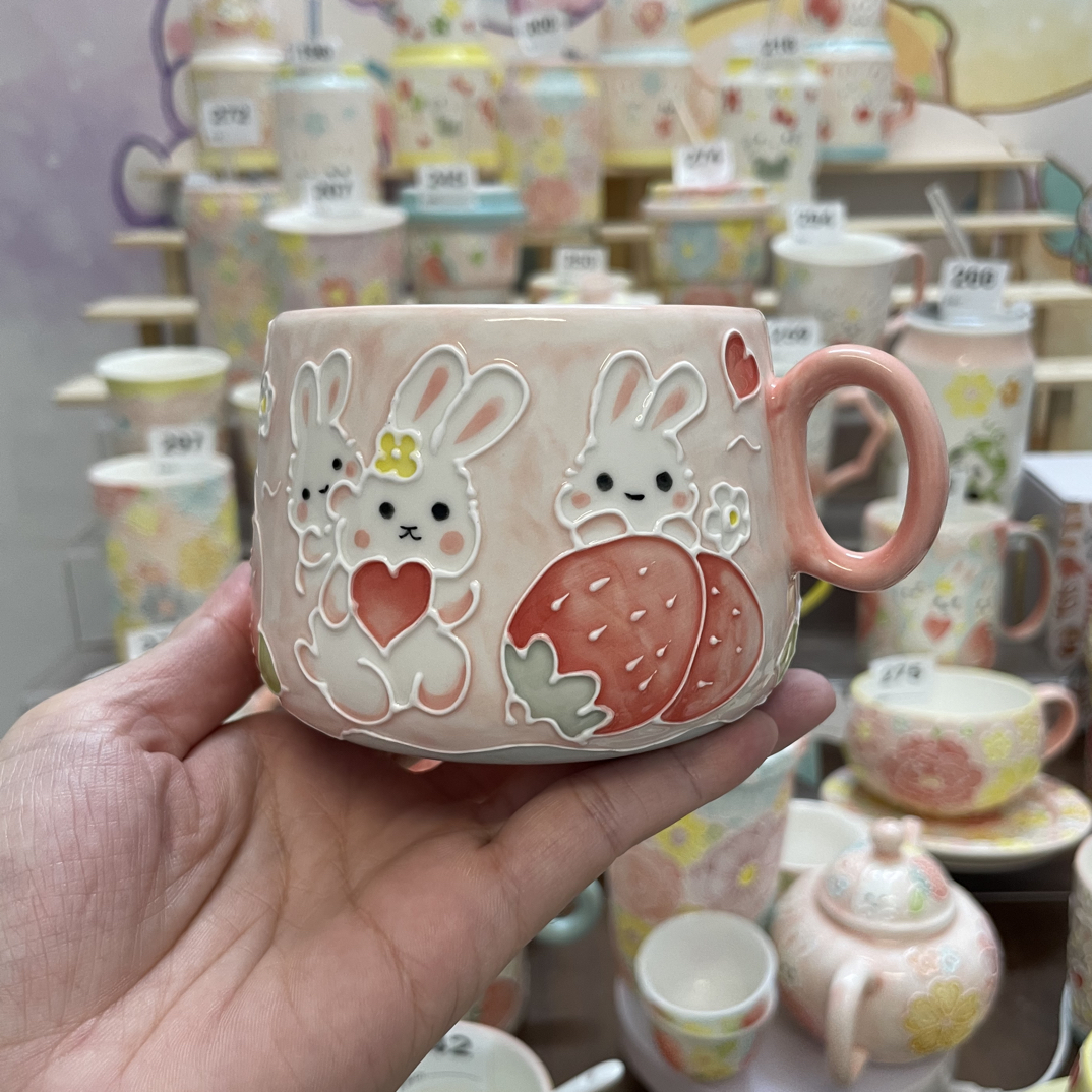 手工手绘草莓兔水杯碟创意陶瓷杯釉下彩手绘马克杯杯子可爱把手杯