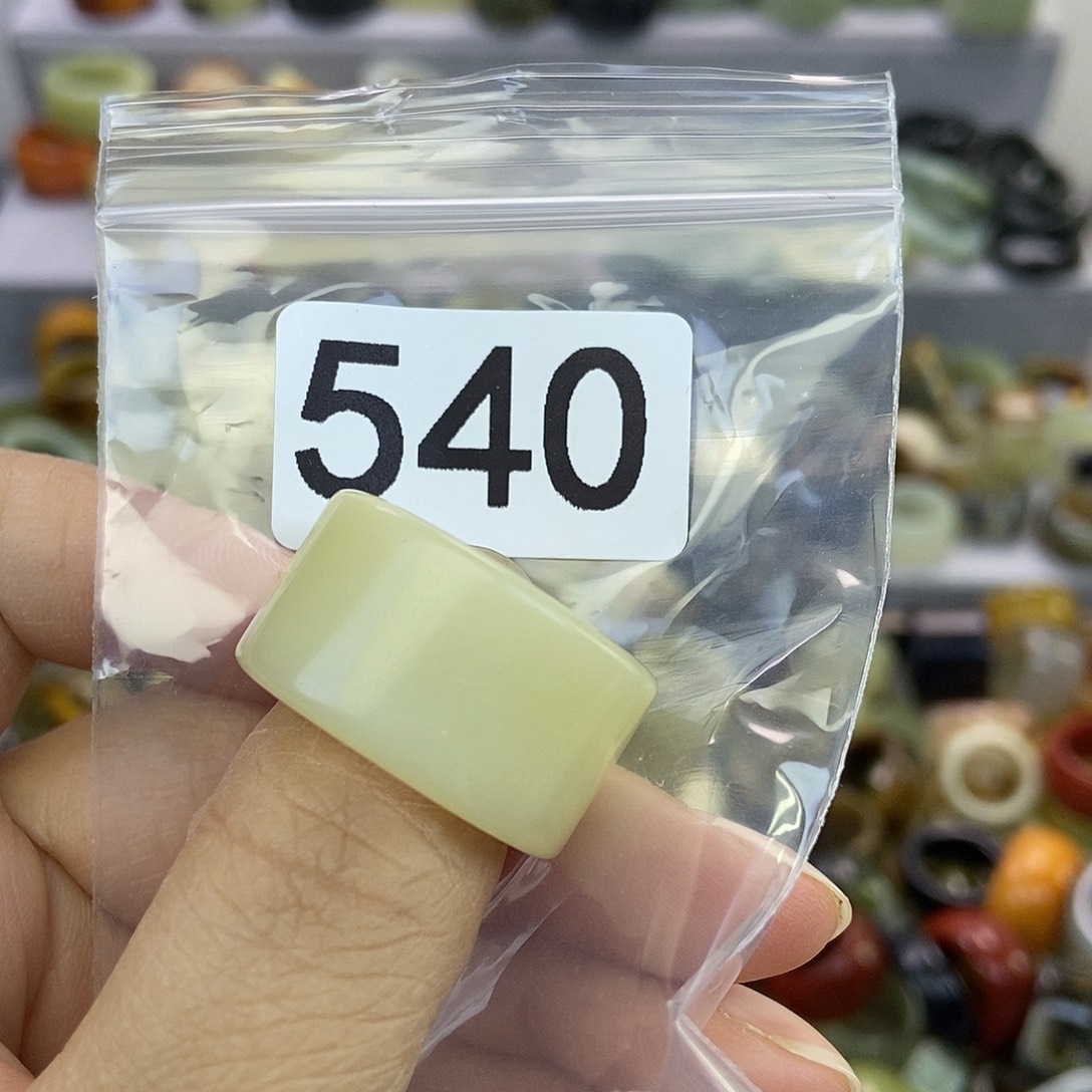 L***y蛇纹石玉未镶嵌戒指