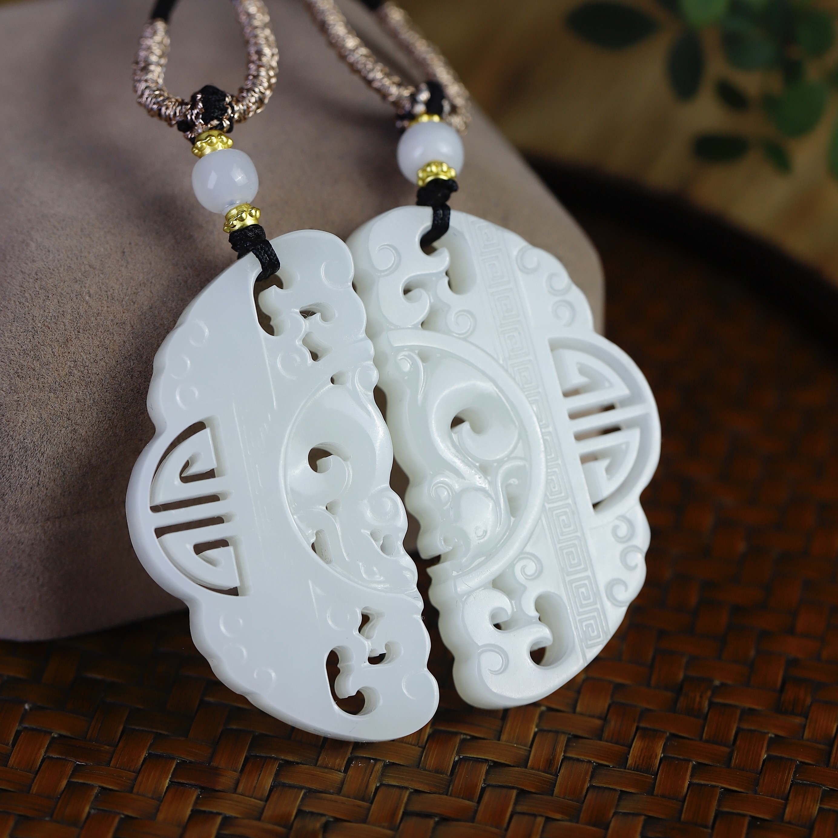 天然和田玉龙凤呈祥对牌情侣挂件镂空雕刻精美百搭款