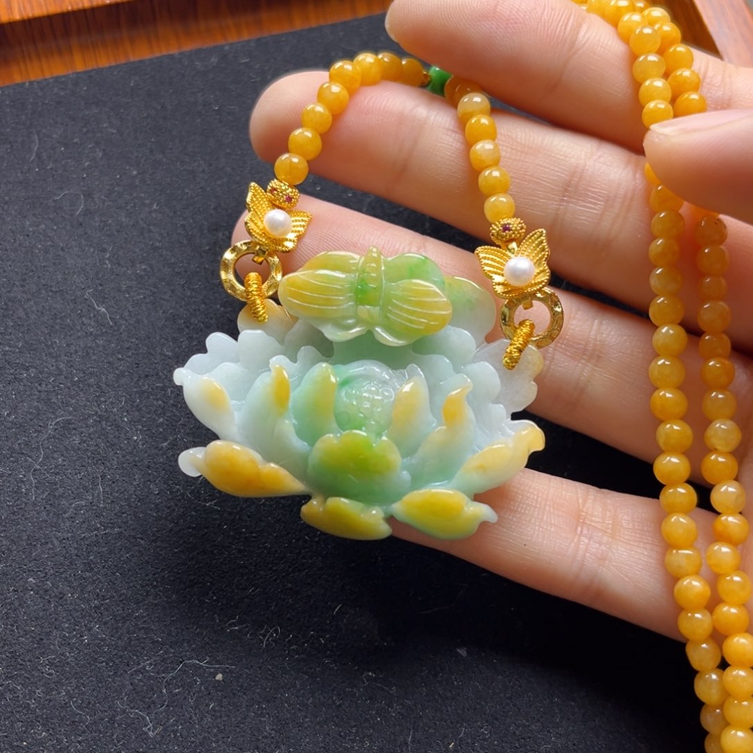 翡翠未镶嵌颈饰蝶恋花