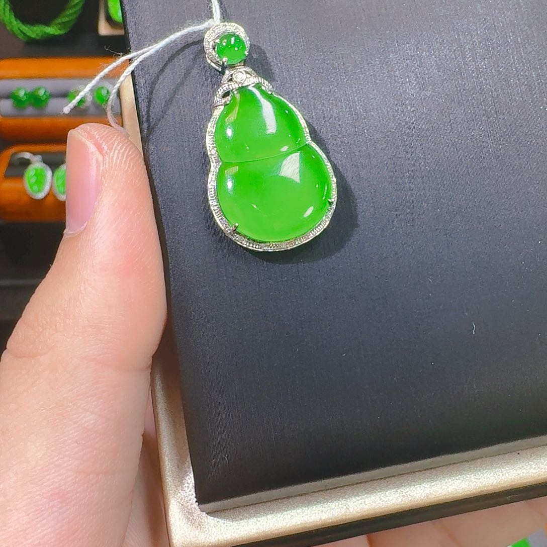 翡翠吊坠(赠链)18K金镶嵌N****l翡翠