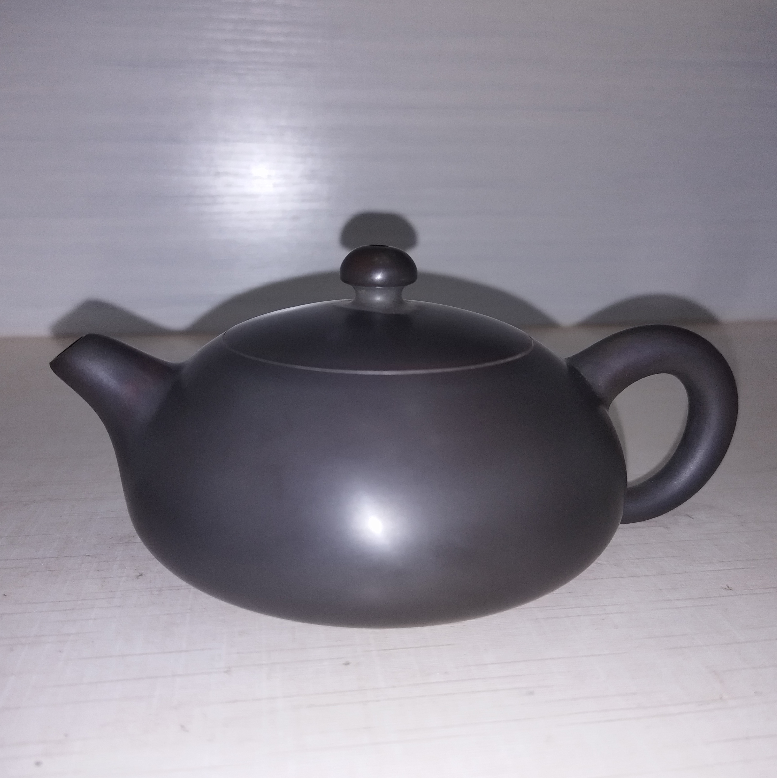 坭兴陶素颜内盖贵妃壶，纯手工制作容量260cc左右黑古铜色