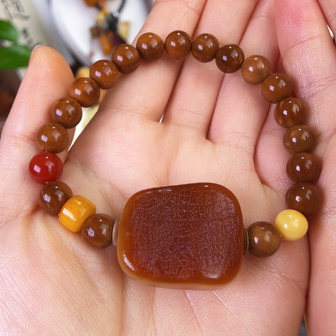 琥珀珠宝奇石未镶嵌。