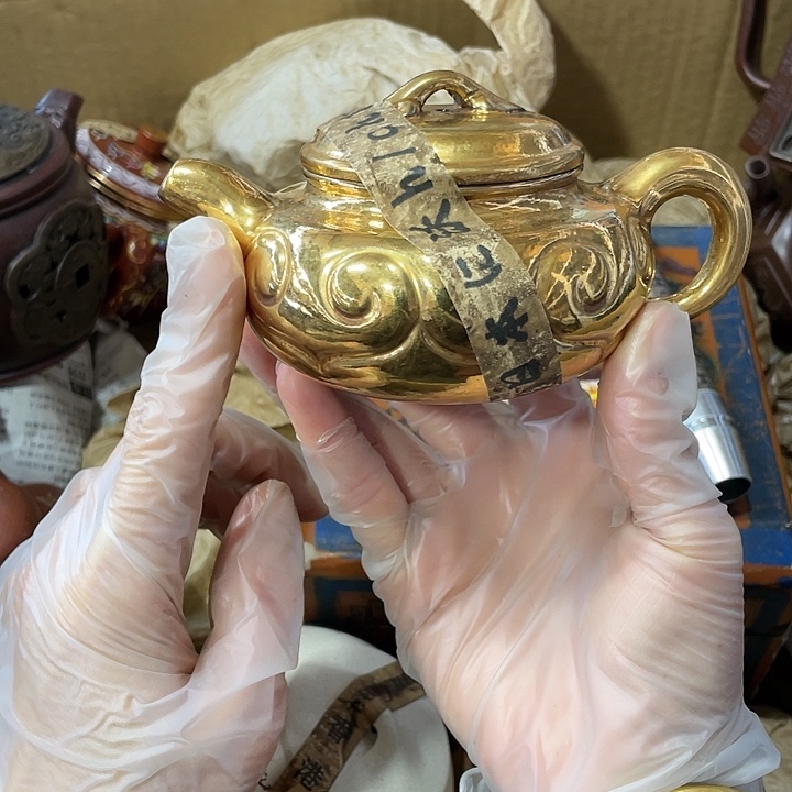 茶壶紫砂原矿泥料，纯手工制作的一把紫砂壶。