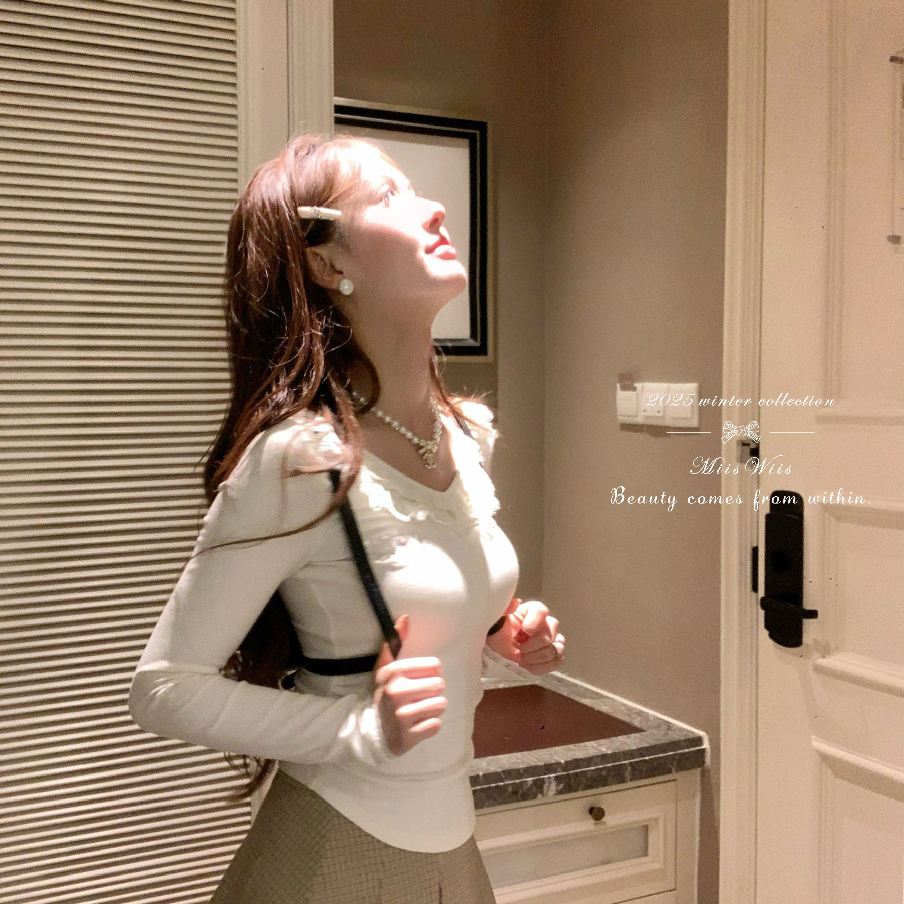 维斯小姐[秋日多巴胺]撞色刺绣假两件T恤抽褶掐腰设计感打底上衣