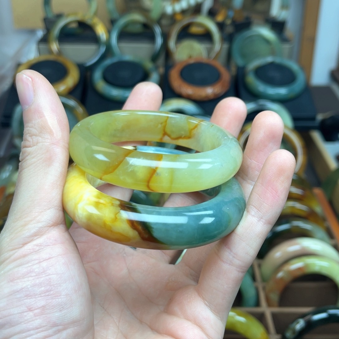 蛇纹石玉手镯未镶嵌鱼****?