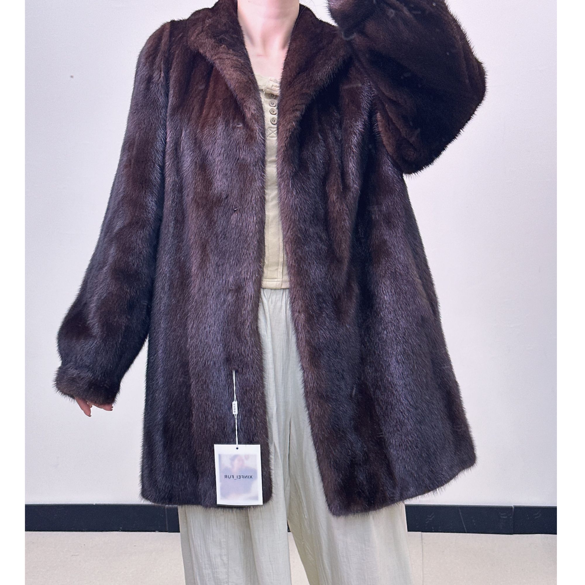 F160，M，深咖色抽刀可立可翻领直筒收口袖水貂外套