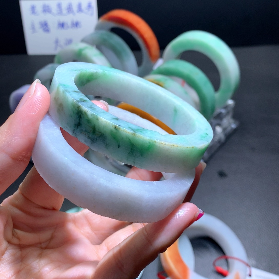 未镶嵌福利镯定制翡翠