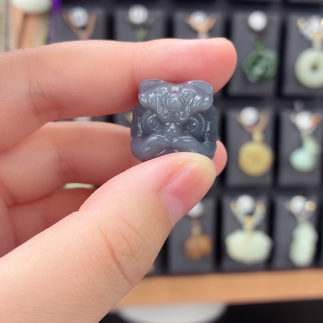 和田玉未镶嵌颈饰醒狮