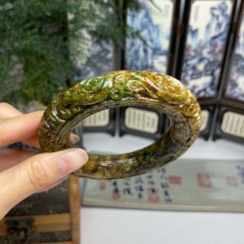 59.7老料黄加绿龙凤呈祥复古雕花圆条手镯 天然翡翠A货手镯